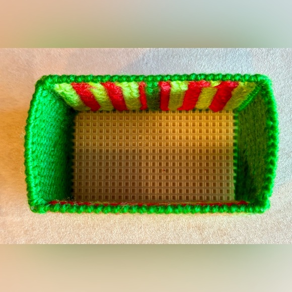 New Handmade Christmas Yarn & Needlepoint set of 6 Coasters in Holder. Vintage - Picture 5 of 13